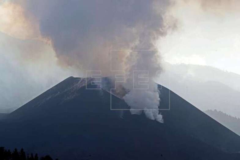 En la imagen, el volcán este jueves / EFE Elvira Urquijo A